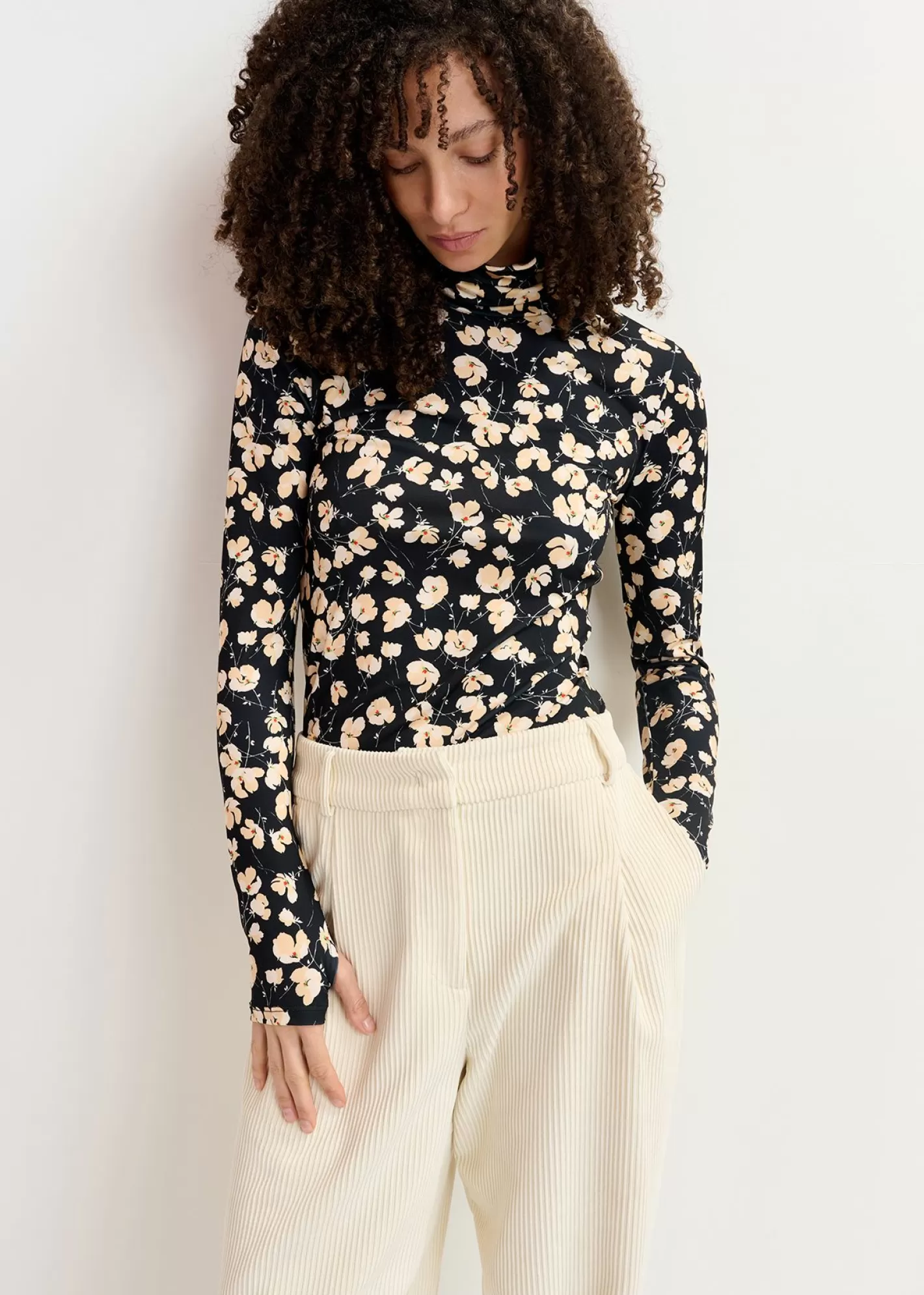 Hot Black and ecru floral-print turtleneck top Fall 2024 Collection | Prints
