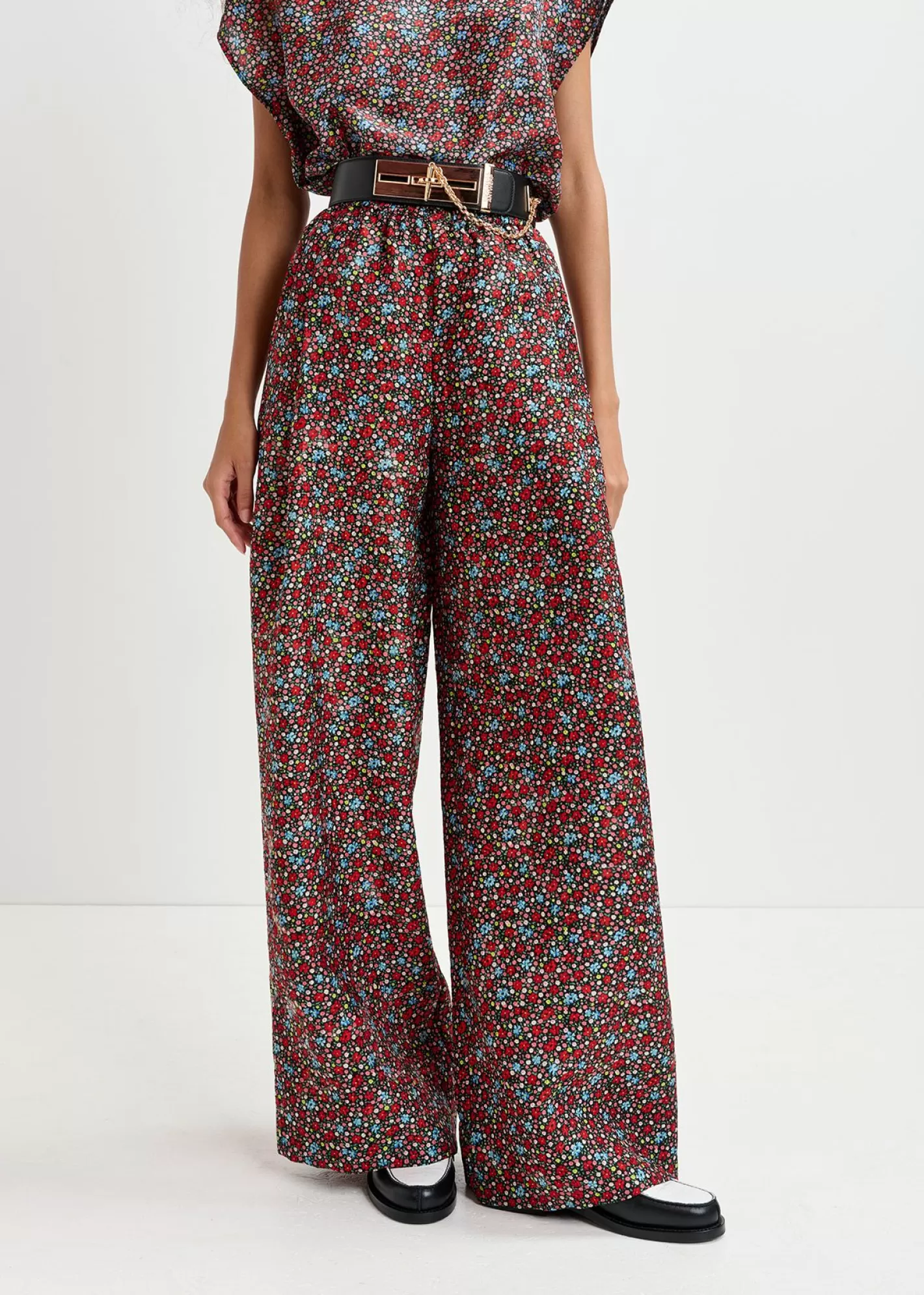 Hot Black, red and blue wide-leg pants with floral print Fall 2024 Collection | Prints
