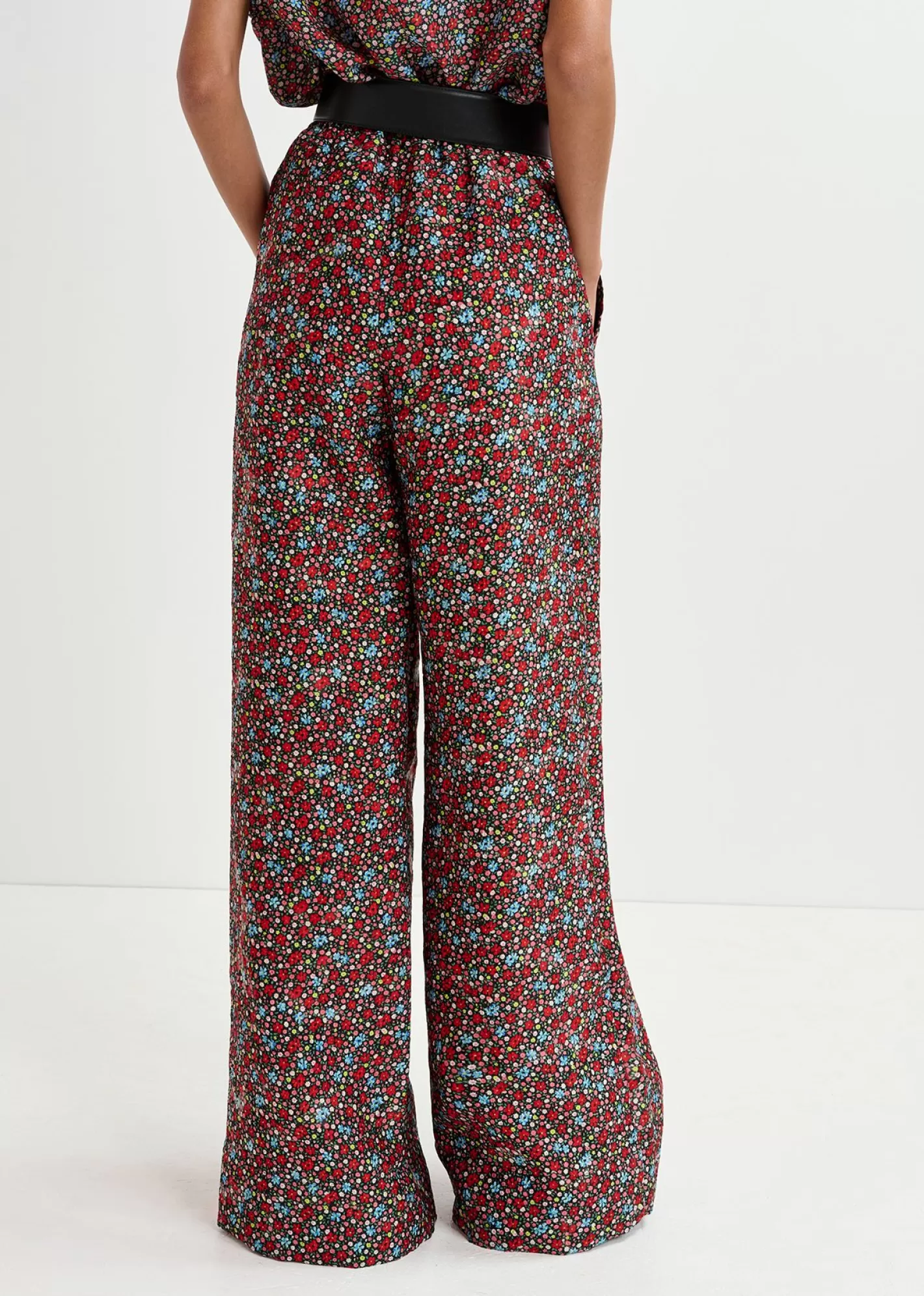 Hot Black, red and blue wide-leg pants with floral print Fall 2024 Collection | Prints