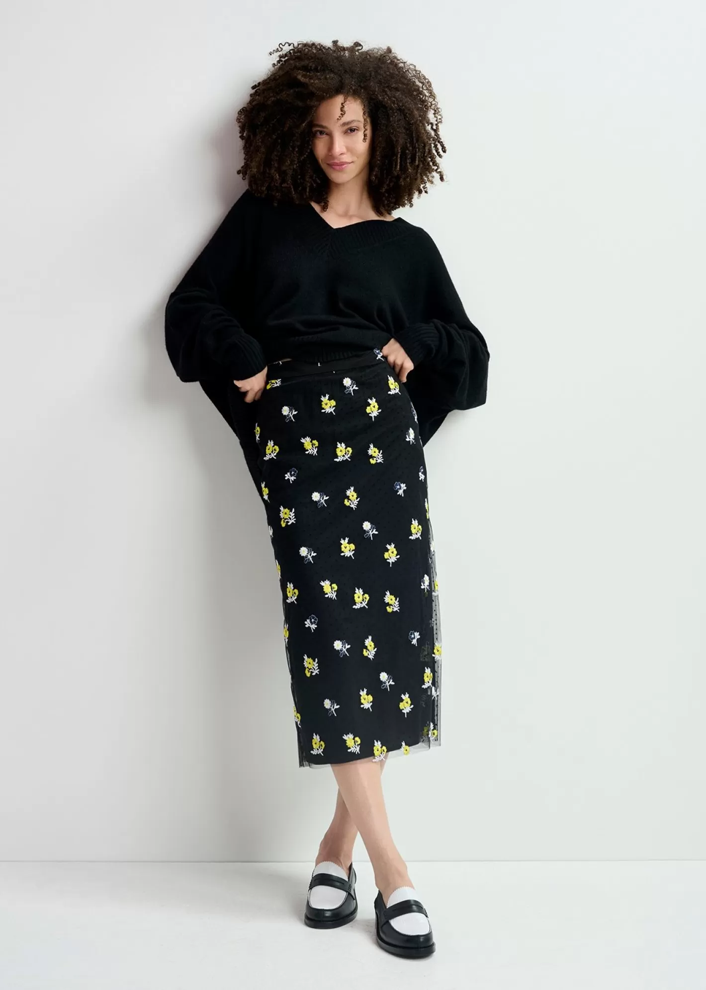 Hot Black tule midi skirt with floral embroideries Fall 2024 Collection | Partywear