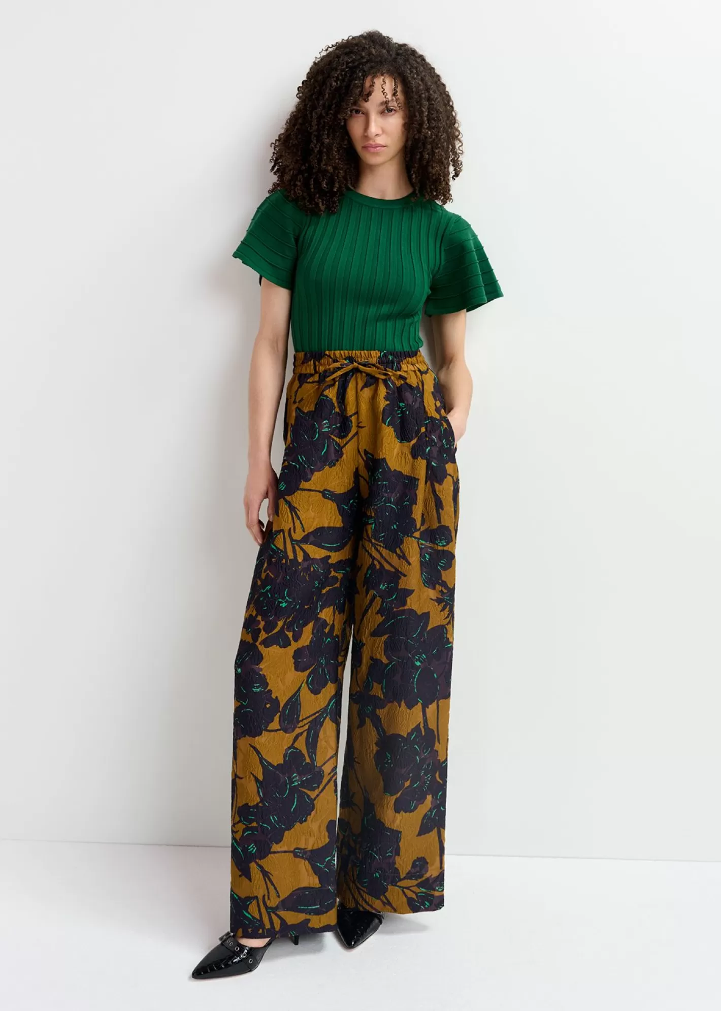 Best Bronze and navy blue wide-leg pants with floral print Fall 2024 Collection | Prints