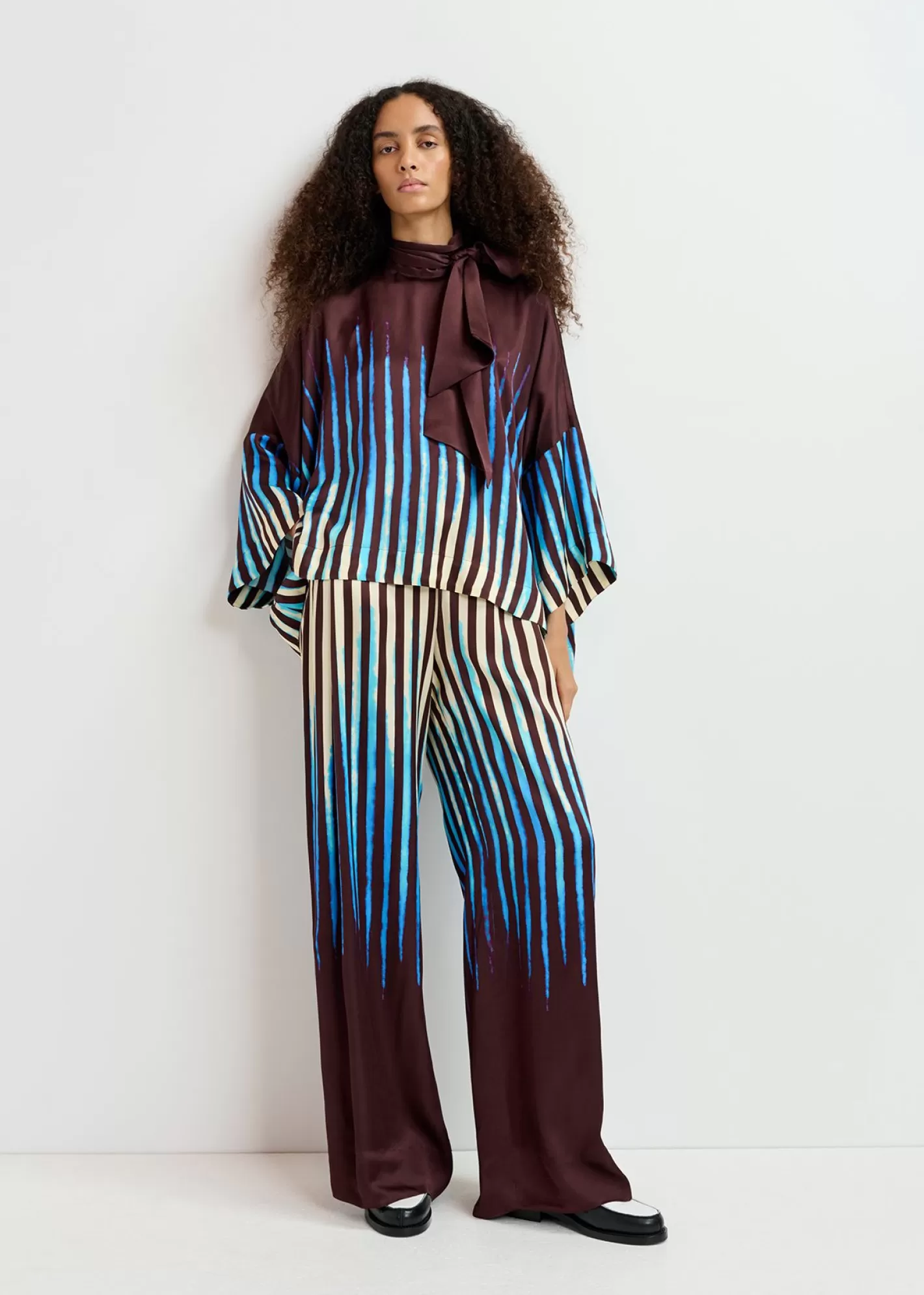 Online Brown, blue and ecru wide-leg pants Fall 2024 Collection | Partywear