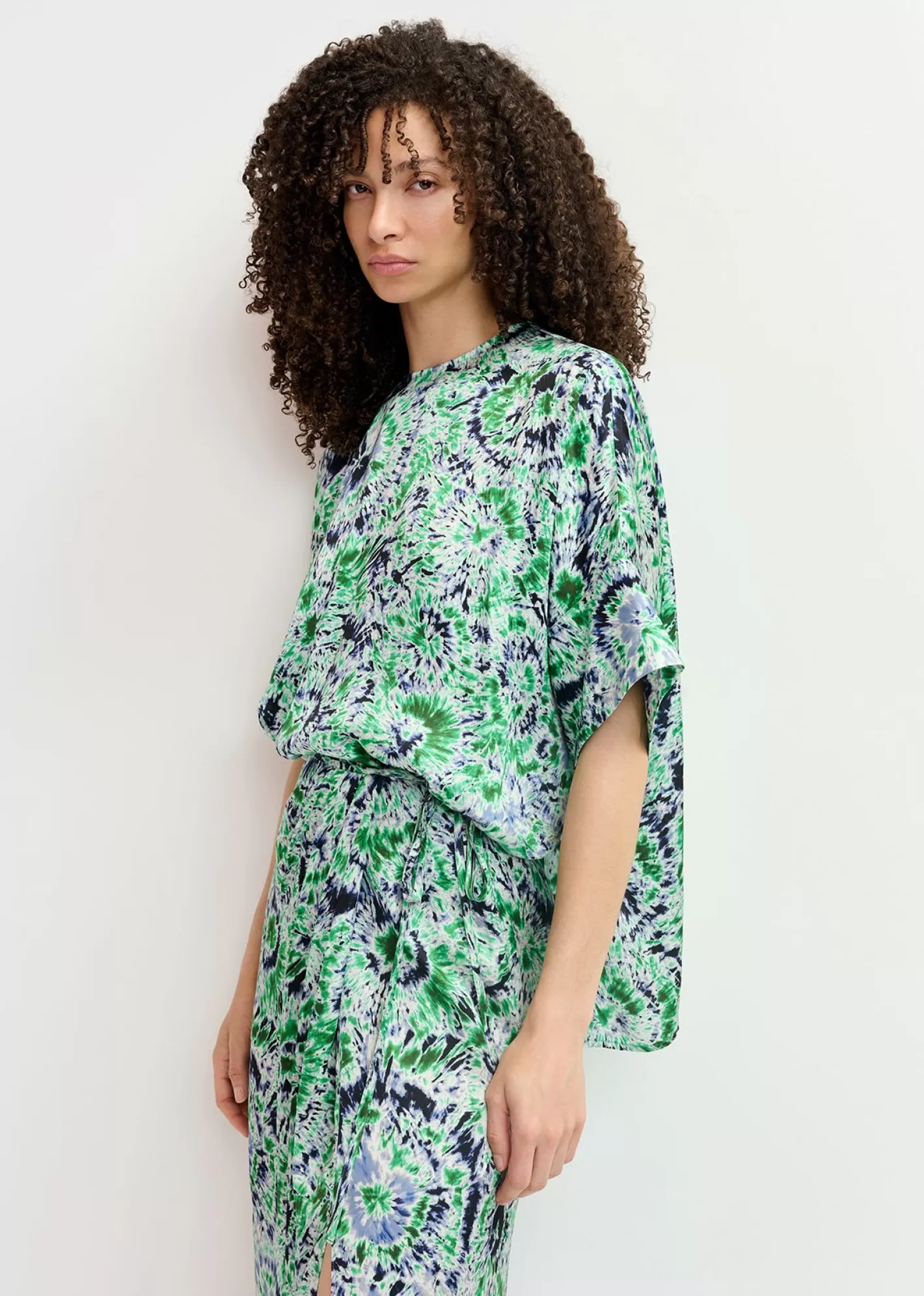 Online Green and navy blue tie-dye printed oversized top Fall 2024 Collection | Prints