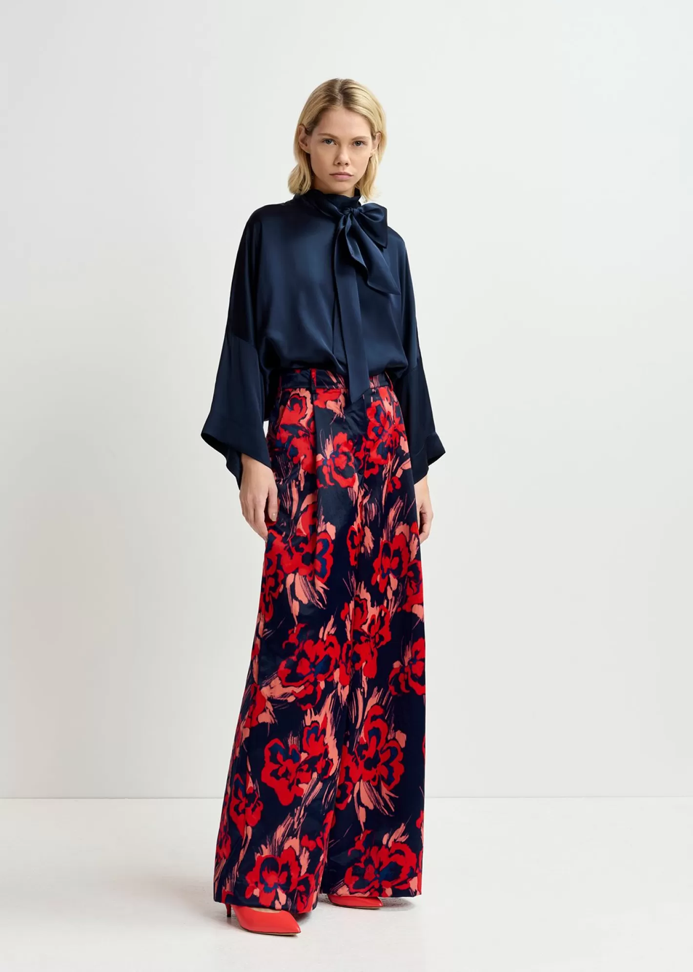 Clearance Navy blue satin wide-leg pants with floral print Fall 2024 Collection | Prints