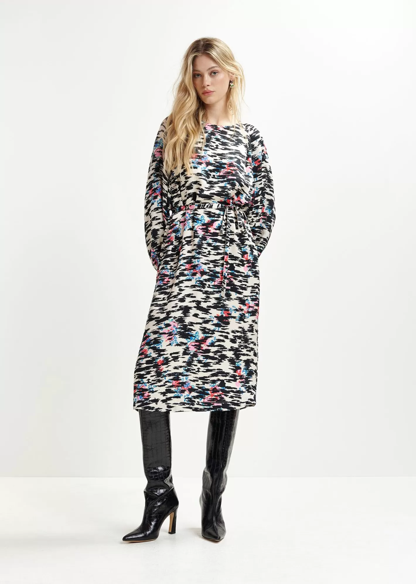 Store White, black and multicolored knee-length dress with graphic print Prints | Dresses