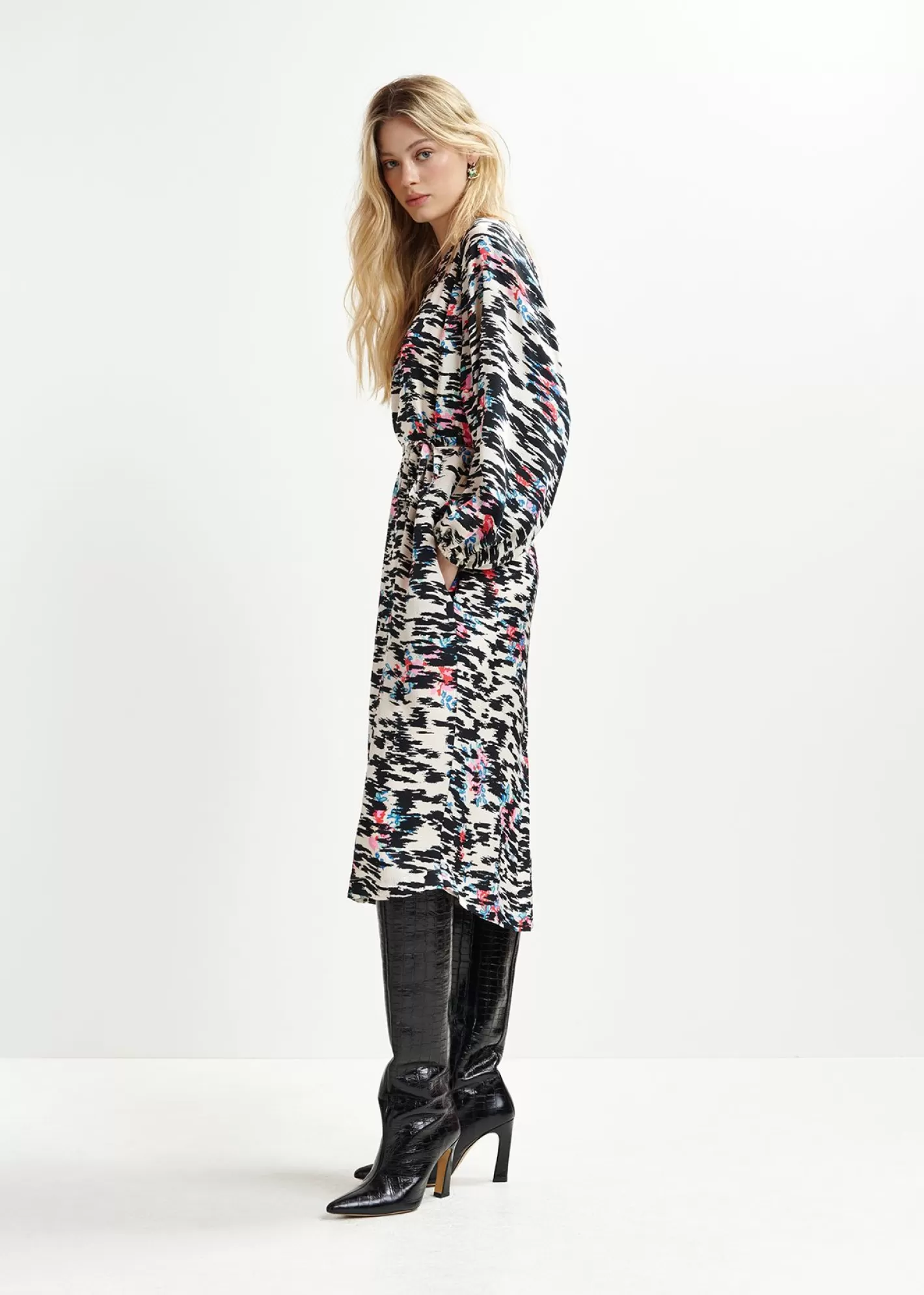 Store White, black and multicolored knee-length dress with graphic print Prints | Dresses