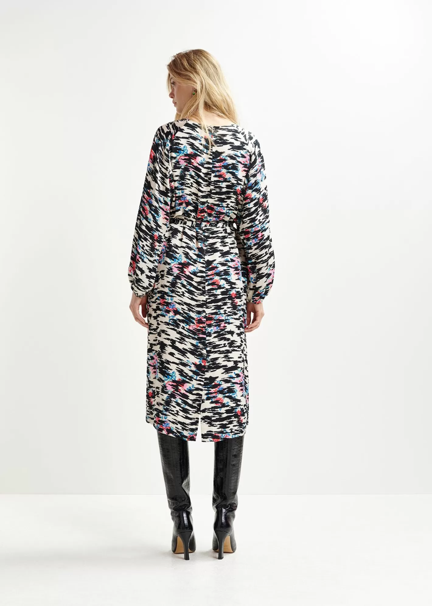 Store White, black and multicolored knee-length dress with graphic print Prints | Dresses