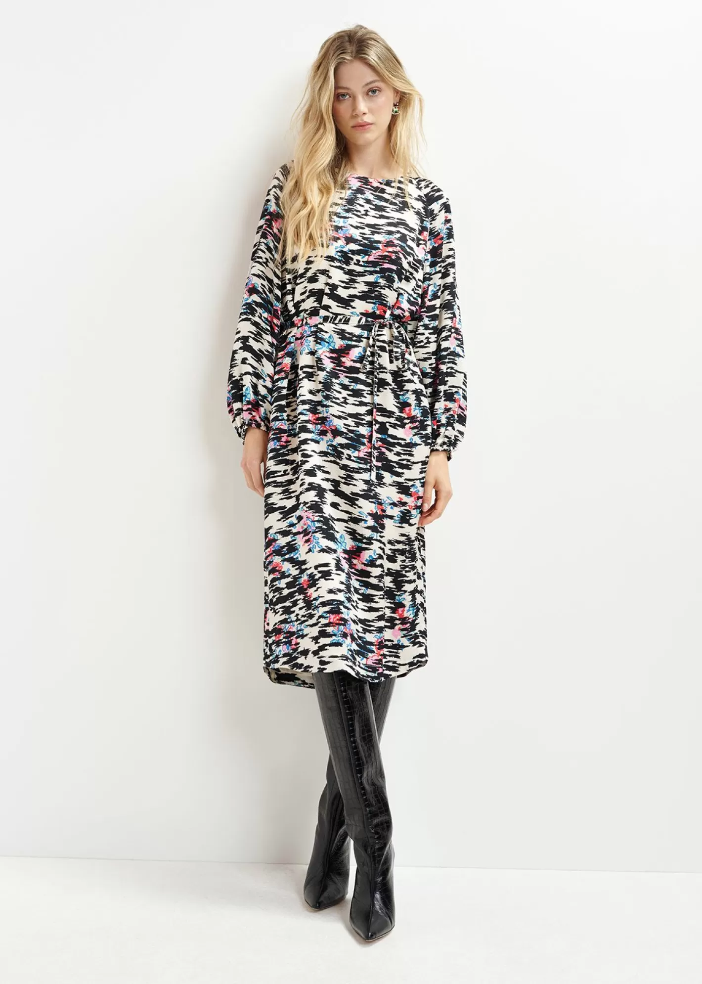 Store White, black and multicolored knee-length dress with graphic print Prints | Dresses